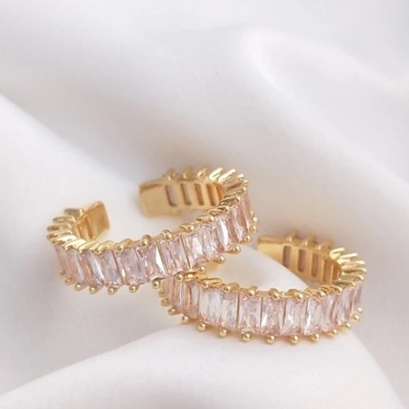 Damesring met eenvoudige geometrische zirkonia, stijlvol en tijdloos, ideaal voor dagelijks gebruik of als perfect cadeau.