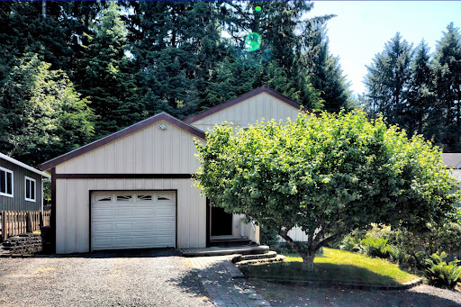 House with garage and leafy tree in this luxury house for sale in Cannon Beach ($580,000 - 111 m²)