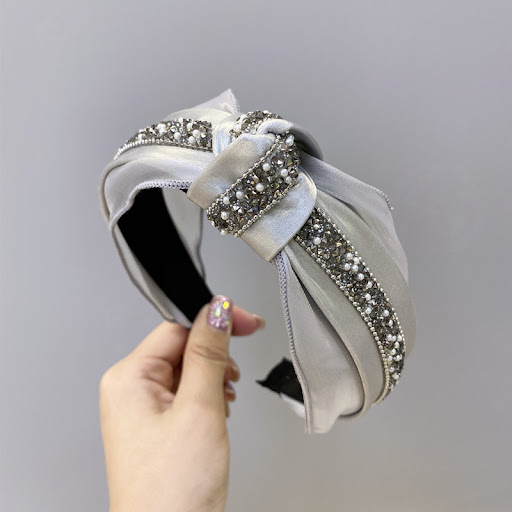 Title 3, Perlen- und Diamant-Knoten-Haarband für einen s...