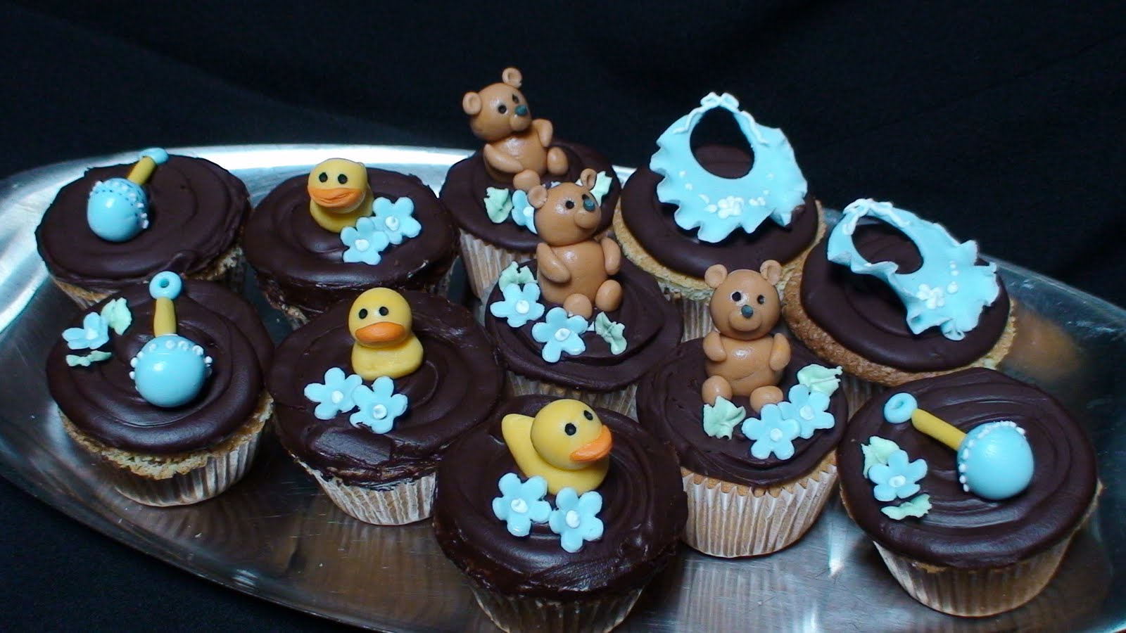 Baby shower cupcakes with