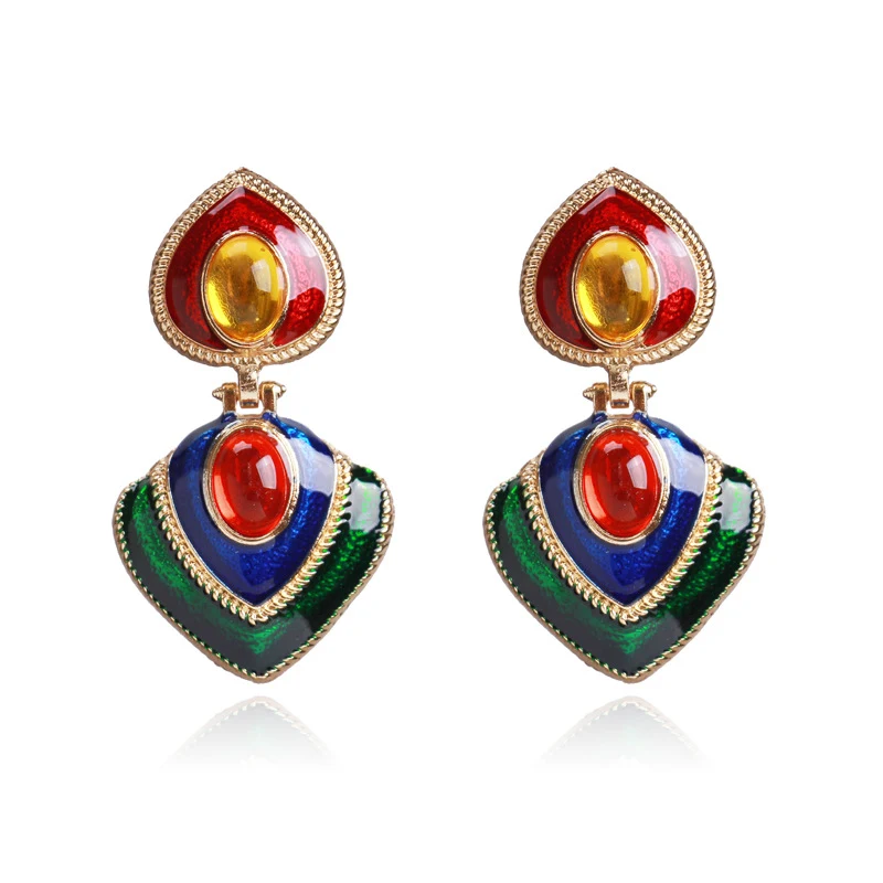 Grote, overdreven oorbellen damesmode persoonlijkheid creatief retro. Opvallende oorbellen die je persoonlijkheid benadrukken, perfect voor een retro look.