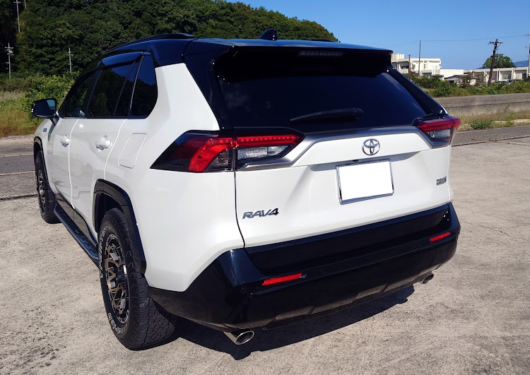 RAV4のRAV4・RAV4 PHV・リアワイパー有り派？無し派？・リアガーニッシュに関するカスタム事例の投稿画像1枚目