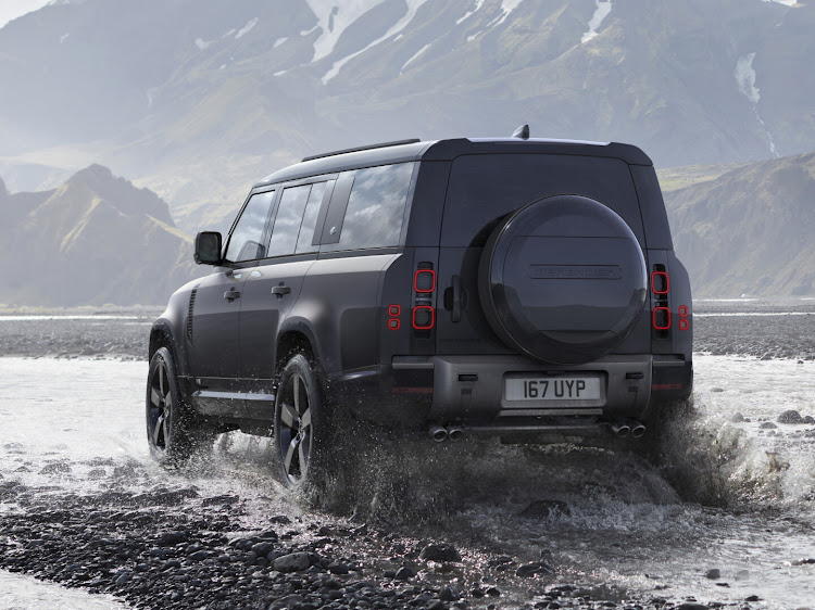 The Defender 130 V8 rolls on 22-inch Dark Satin Grey alloy wheels.