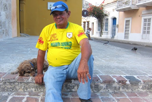 A tinto vendor and his dog in Cartagena