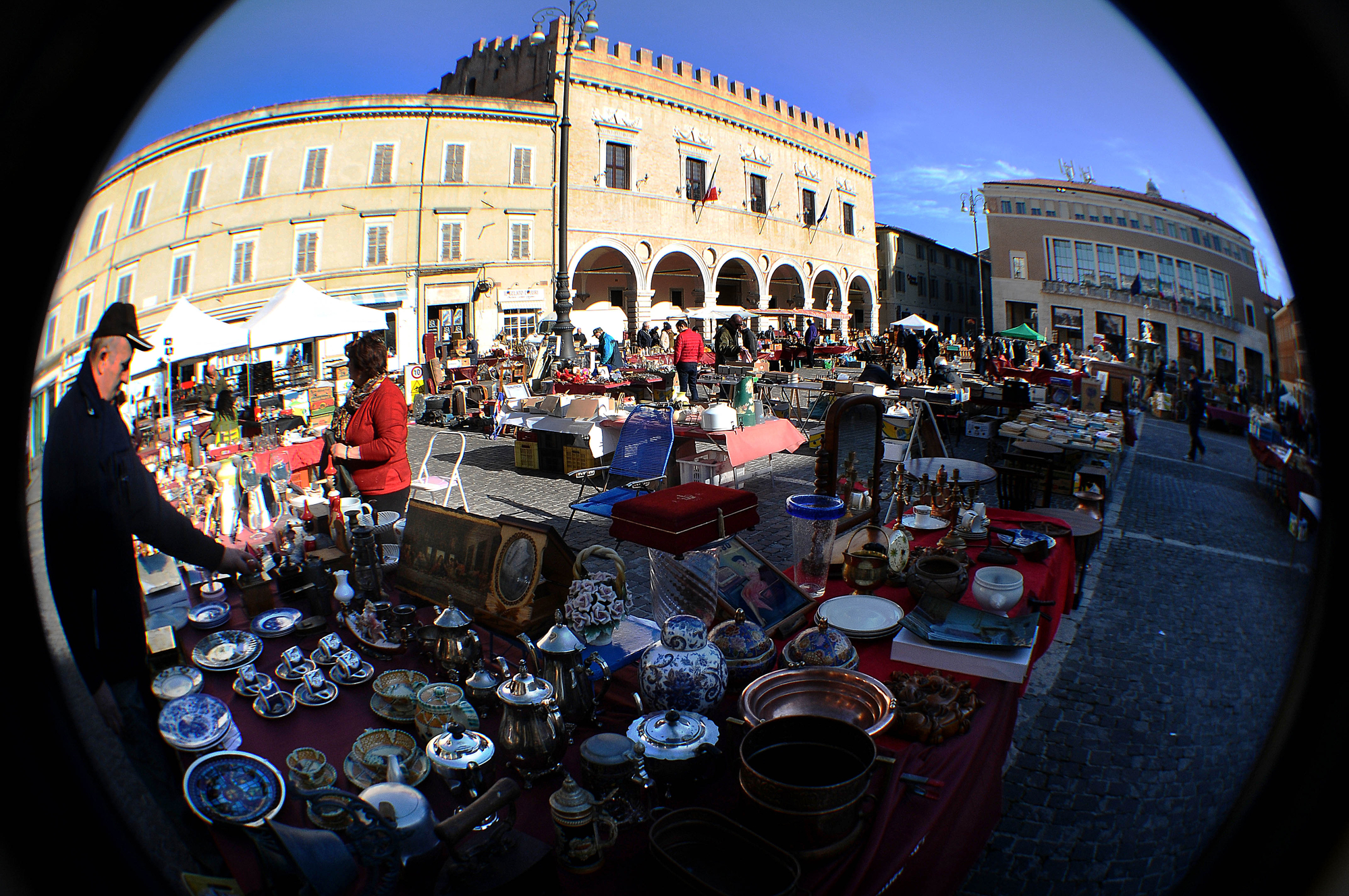 in cerca di affari di mousix