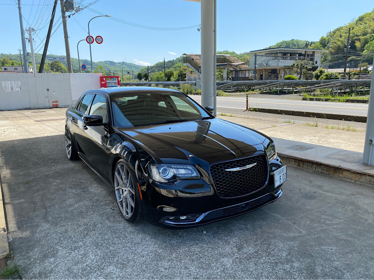 300Sのガソスタは盛れる？・アメ車・給油に来たはずが、に関するカスタム事例の投稿画像3枚目