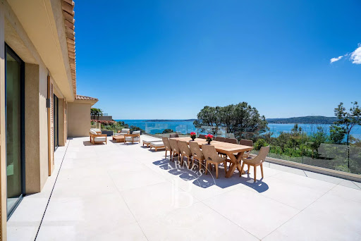 Seaside villa with pool and terrace 3
