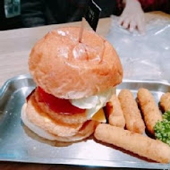 TakeOut Burger & Cafe(忠孝新生店)