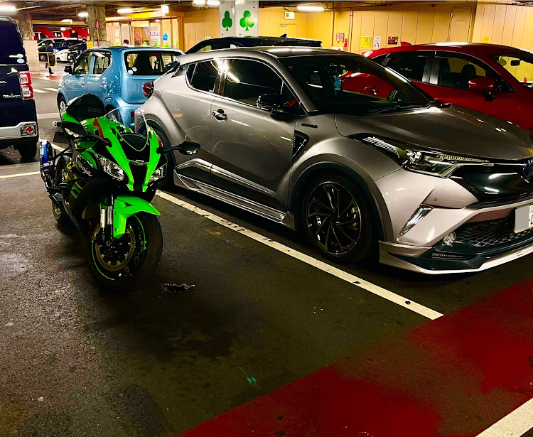 C-HRのCH-R・バイクも好き・Kawasakizx10rに関するカスタム事例の投稿画像1枚目