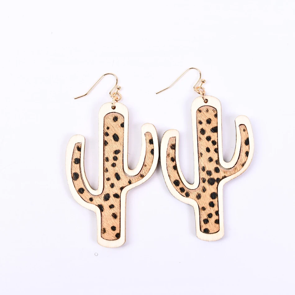 Vintage houten oorbellen in cactusboomvorm, lichtgewicht en charmant. Unieke sieraden, perfect voor een bohemien look en als stijlvol cadeau.