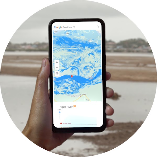 Hand hält Smartphone mit Google FloodHub