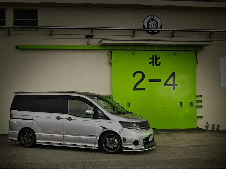 セレナの目指せPickUpCars・夜にカメる・倉庫街コラボ・C26・強面車撮るのは気持ちいいに関するカスタム事例の投稿画像7枚目