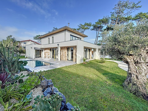 Maison avec piscine et terrasse 1