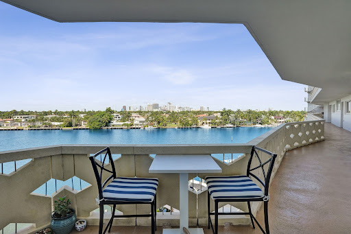 Balcony with water and city view - Prestige apartment / penthouse for sale in Fort Lauderdale, 3 bedrooms