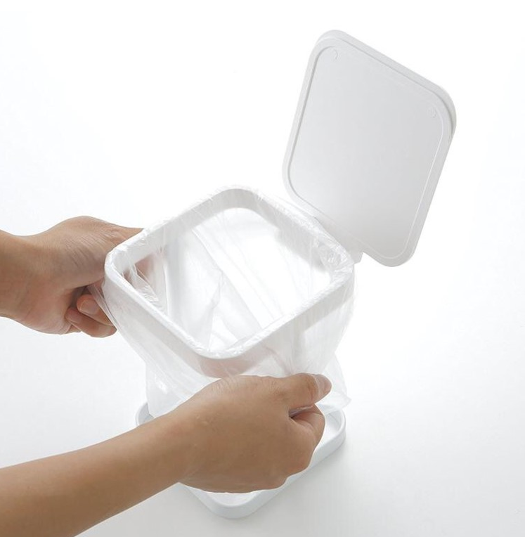 Bureau prullenbak met klapdeksel. Houd je werkplek schoon en netjes. Handig in gebruik en ideaal voor thuis en op kantoor. Compact en functioneel.