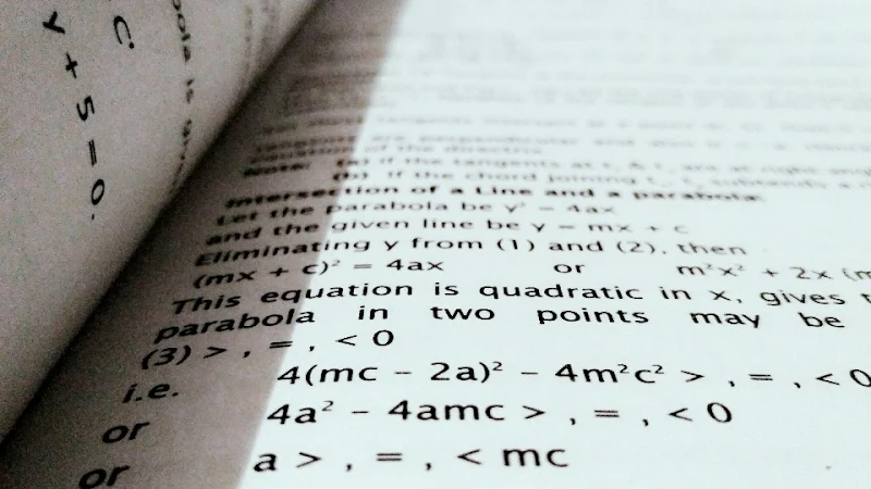 一元二次方程 Quadratic Equation 係數學DSE必修課題，技巧包括解方程、因式分解、判別式、拋物線圖解、兩根之和與積、配方法等。