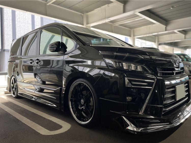 ヴォクシーのテールどれいー？・ZRR80W・ヴォクシー・梅雨は嫌だに関するカスタム事例の投稿画像1枚目