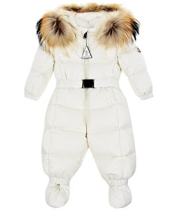 Белый белый комбинезон с меховой отделкой детский Moncler за 46 000 руб.