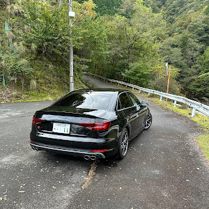 S4 セダン B9