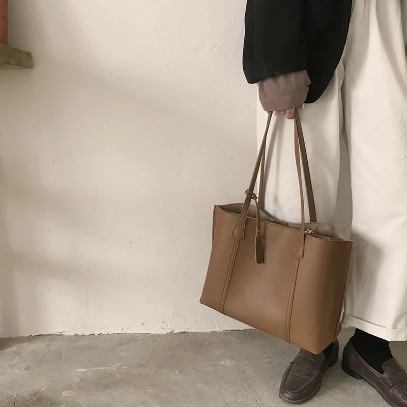 Ležerna tote torba, višenamenska torba na rame za žene. Idealna za svakodnevnu upotrebu, lako se uklapa u svaku odevnu kombinaciju. Praktična i moderna.