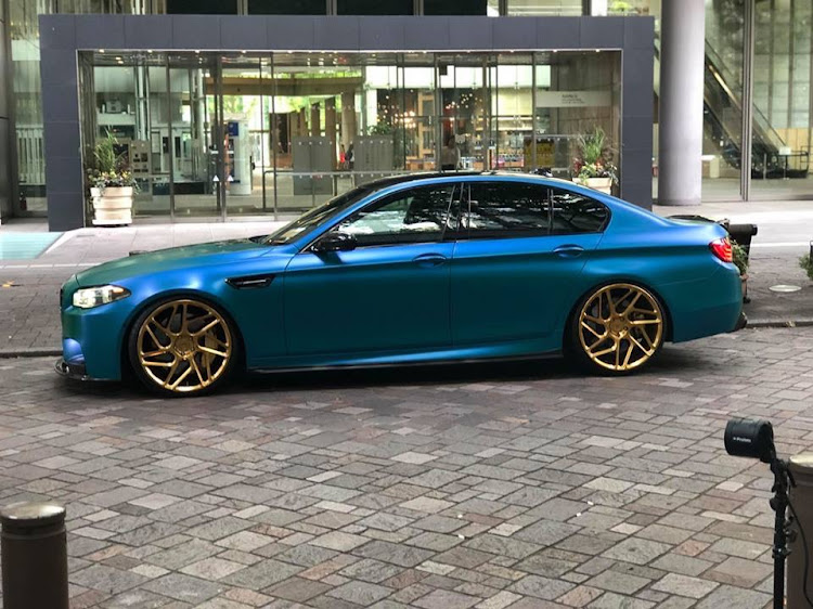 M5の令和初いじり・BMW M5・タイヤ交換・マフラー交換に関するカスタム事例の投稿画像2枚目