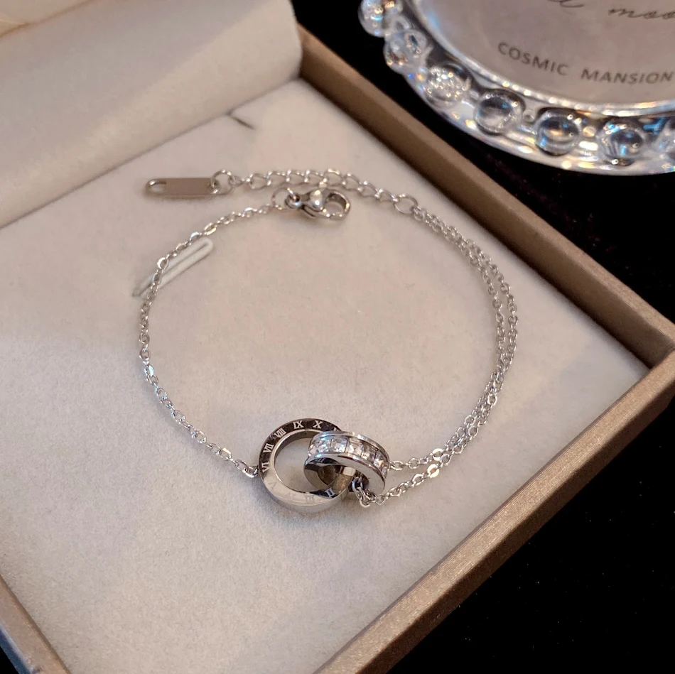 Renksiz Rose Gold Roma Dijital Çift Halkalı Bileklik. Zarif ve zamansız tasarım. Modern ve şık bir görünüm için mükemmel aksesuar.
