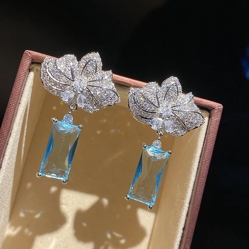 Maple Leaf Diamond Lange Blauwe Diamanten Oorhangers – Elegante accessoire, perfect voor dagelijks gebruik of speciale gelegenheden. Maak een statement.