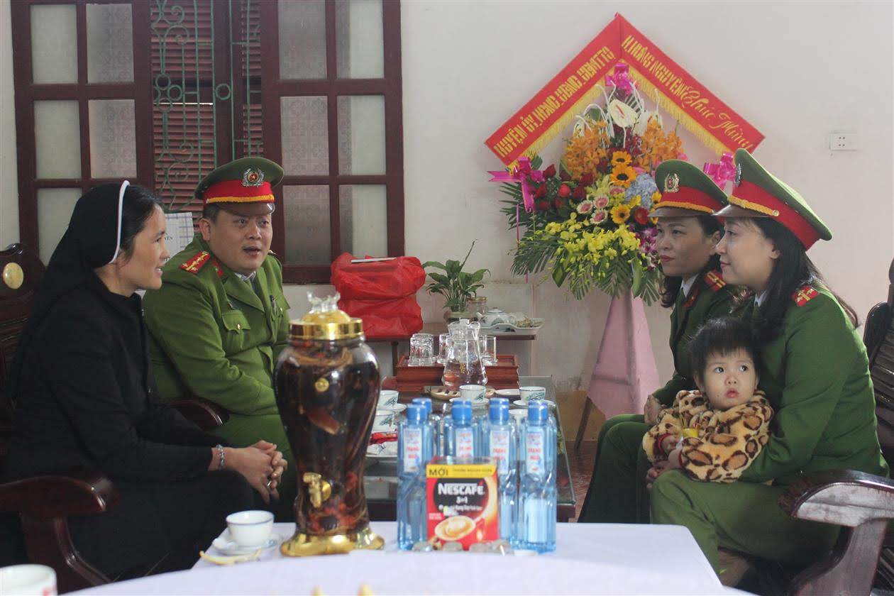 Lãnh đạo và đại diện các tổ chức đoàn thể Công an huyện Hưng Nguyên thăm hỏi các nữ tu của Tu viện Trang Nứa (xã Hưng Yên Bắc,                                 huyện Hưng Nguyên) nhân dịp lễ Noel