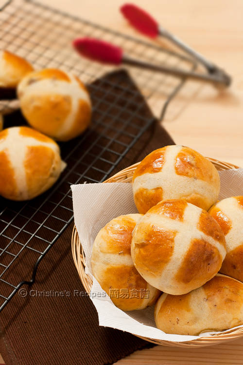 Hot Cross Raisin Buns01