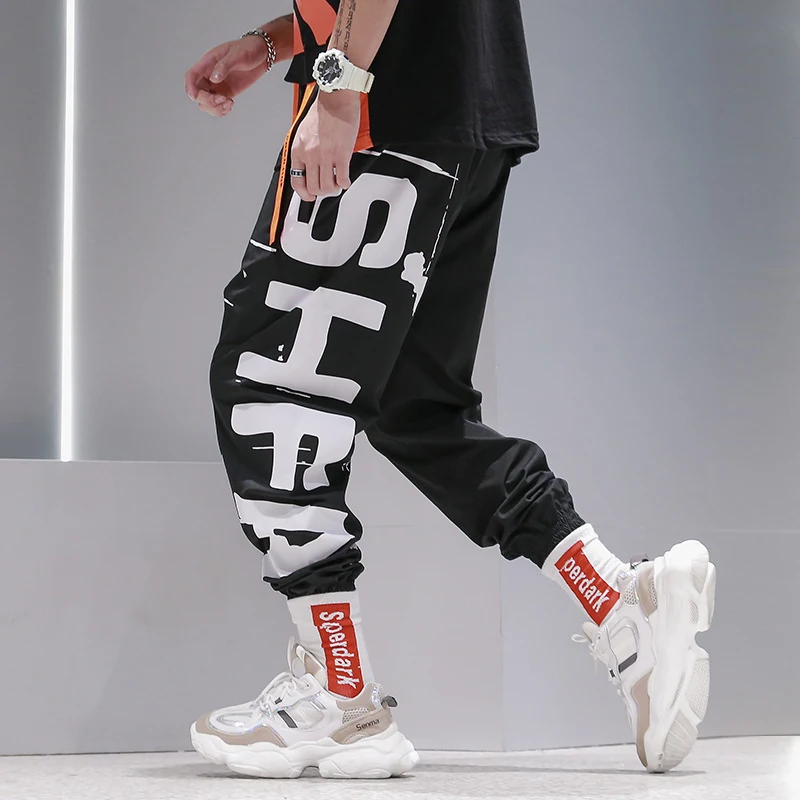 Pantalon Harem fin imprimé pour homme, coupe ample et décontractée. Confort et style assurés avec ce pantalon ajusté à la cheville.
