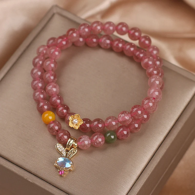 Natürliches Erdbeerquarz-Doppelring-Armband, Hasenanhänger für Damen, exklusives Design. Stilvoller Schmuck.