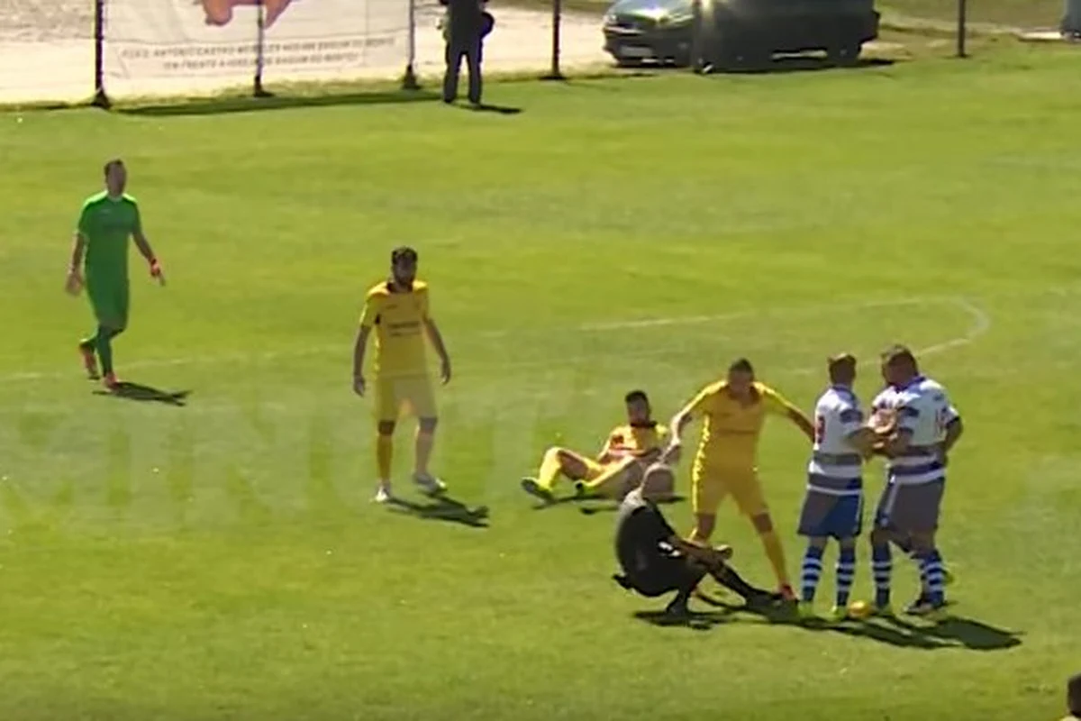 VIDEO: Schandalige aanval op ref levert levenslange(!) schorsing op