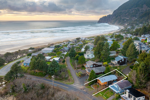 Residential neighborhood near the Pacific Ocean in this luxury house for sale in Manzanita ($775,000 - 98 m²)
