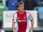 Sterspeler bergt Ajax-shirt op