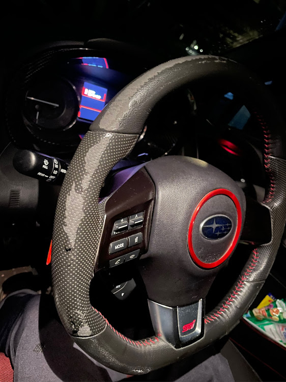 WRX STIのハンドルカバー交換・ハンドルカバー・スパルコ ステアリングカバー・アルカンターラに関するカスタム事例の投稿画像3枚目