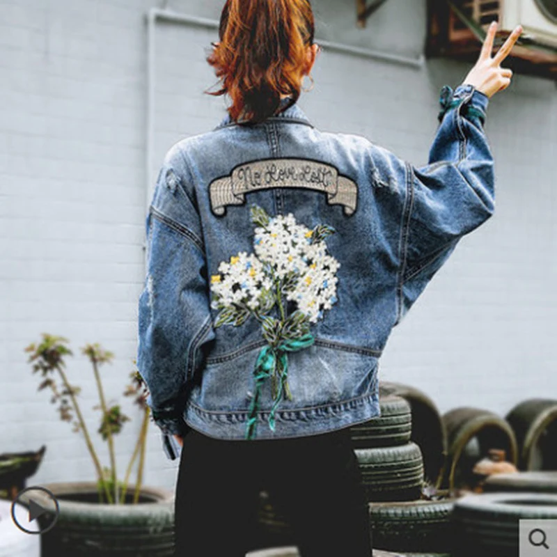 Giacca di denim corta ricamata da donna