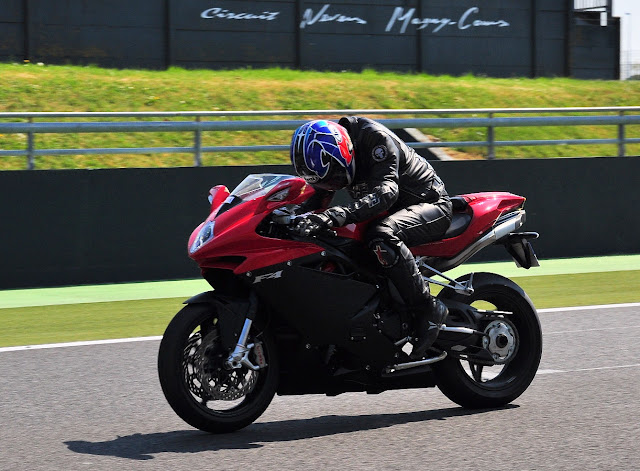 Aprilia track days : Magny-Cours le 22 avril 2011 - Page 3 F42xbis