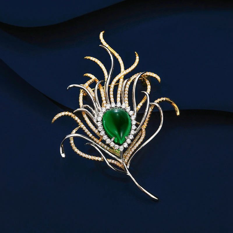 Broche plume de paon en zircon électroplaqué émeraude bicolore, un bijou élégant et accrocheur, parfait pour sublimer toutes vos tenues
