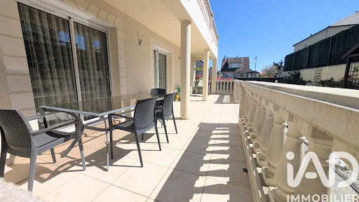 Contemporary house with garden and terrace 3