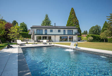 Maison avec piscine et jardin 11