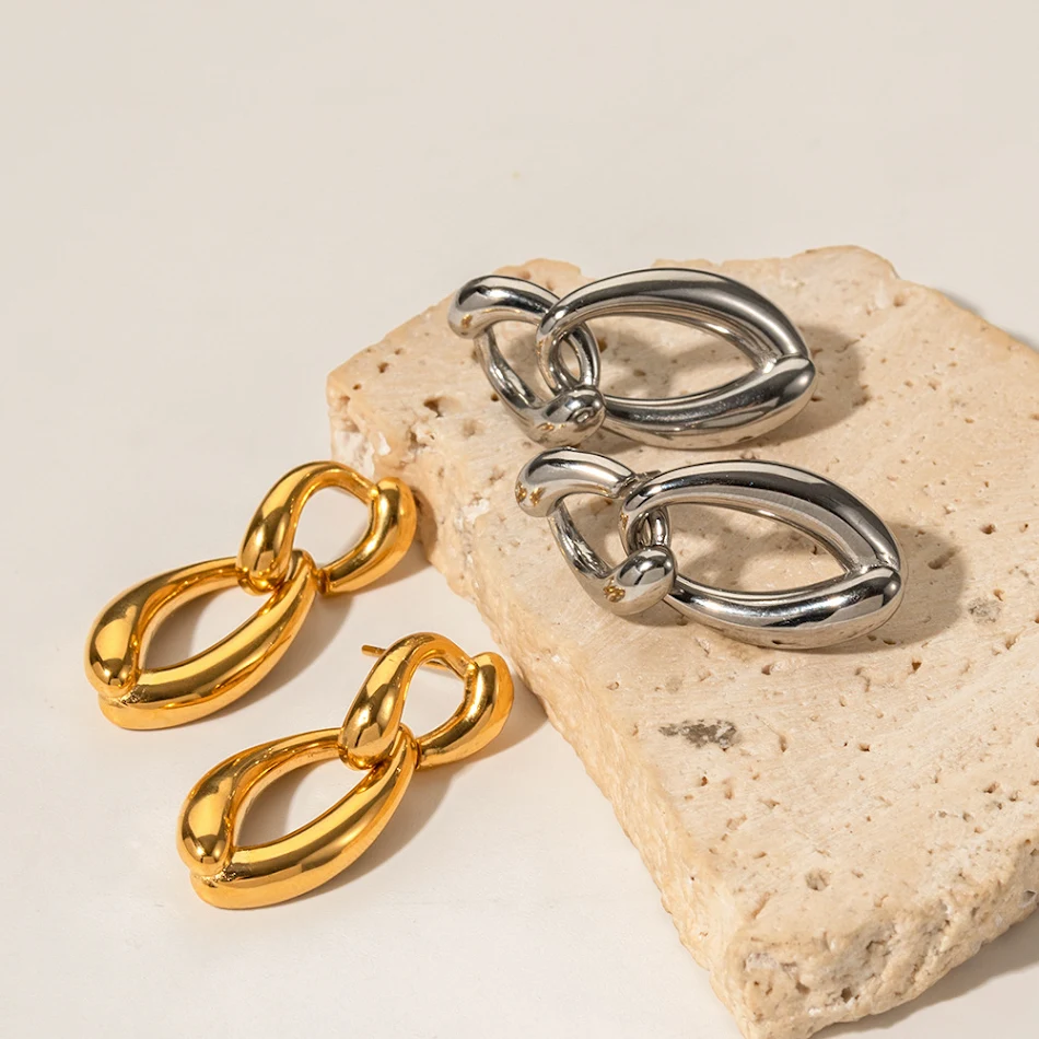 Brincos de corrente irregulares em aço titânio banhado a ouro 18K. Elegância e durabilidade para um visual sofisticado e moderno.