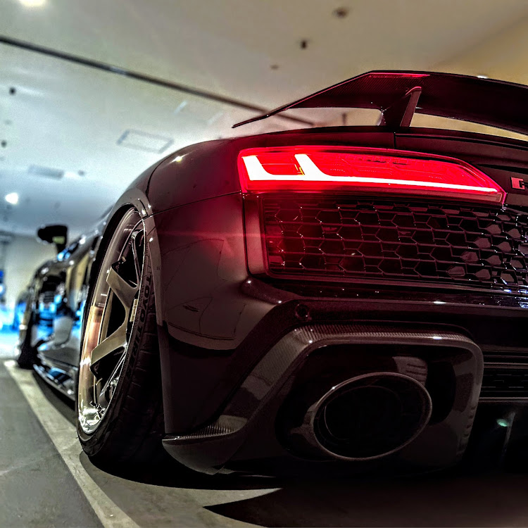 R8 クーペの車高の低さは技術の高さ・ハイドロリクス・SKIPPER・ADVAN GT BEYOND・ハイドロに関するカスタム事例の投稿画像1枚目