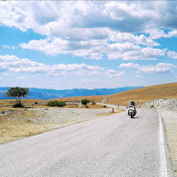 Da lontano un'altra moto Sta venendo verso me Alza il braccio, fa un saluto Che bello è (che bello è) di Alessandro Mangione