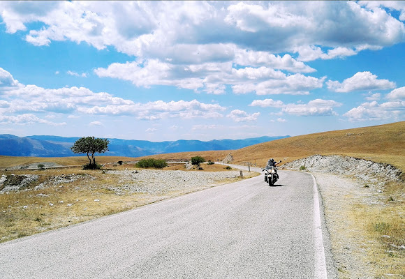 Da lontano un'altra moto Sta venendo verso me Alza il braccio, fa un saluto Che bello è (che bello è) di Alessandro Mangione