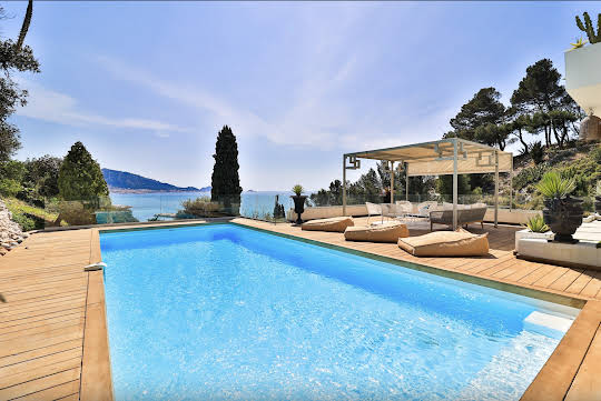 Villa avec piscine en bord de mer
