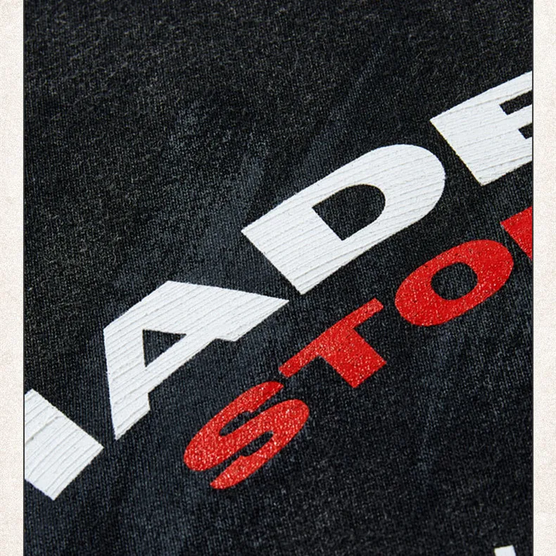 T-shirt Street Niche con effetto spazzolato a mano, lavato e usurato. Design unico, morbido al tatto, stile urbano autentico e look casual.