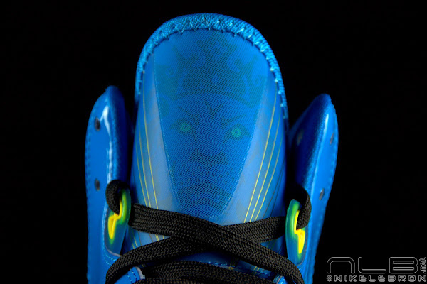 The Showcase Nike LeBron 8 V2 Entourage Including 2 Lace Swaps