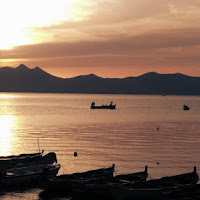 luce del sole al tramonto sui pescatori di 