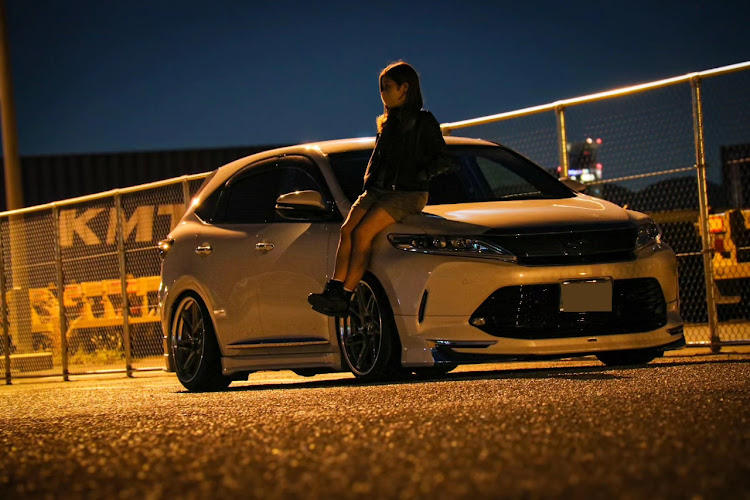 ハリアーのハリアー60系後期・キャンギャル風撮影・夫婦に関するカスタム事例の投稿画像1枚目