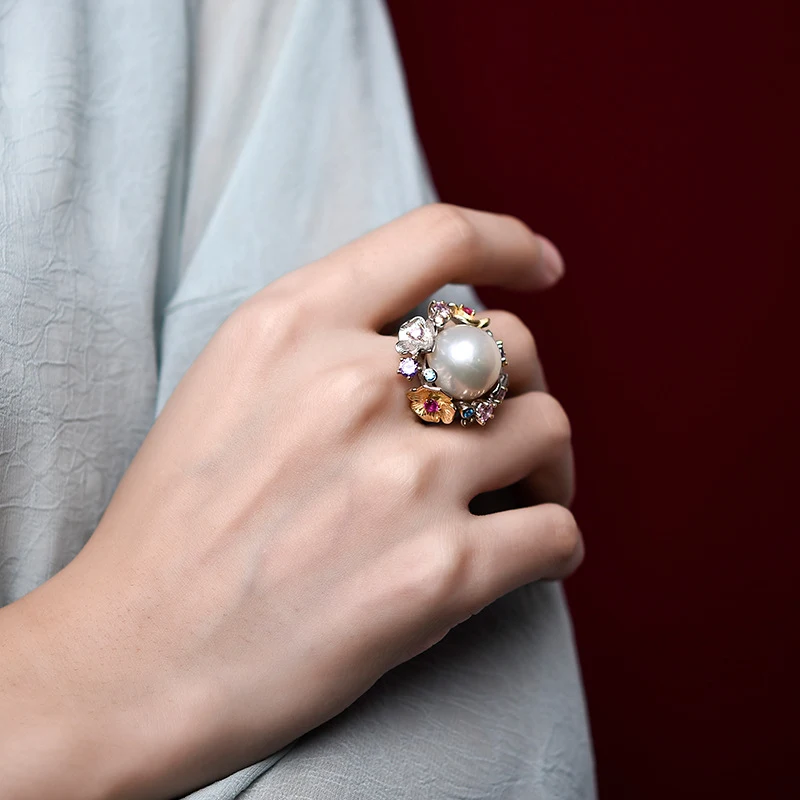 Bague fleurie pour femme, perle d'eau douce artificielle plaquée argent. Un bijou élégant et intemporel, parfait pour toutes occasions.
